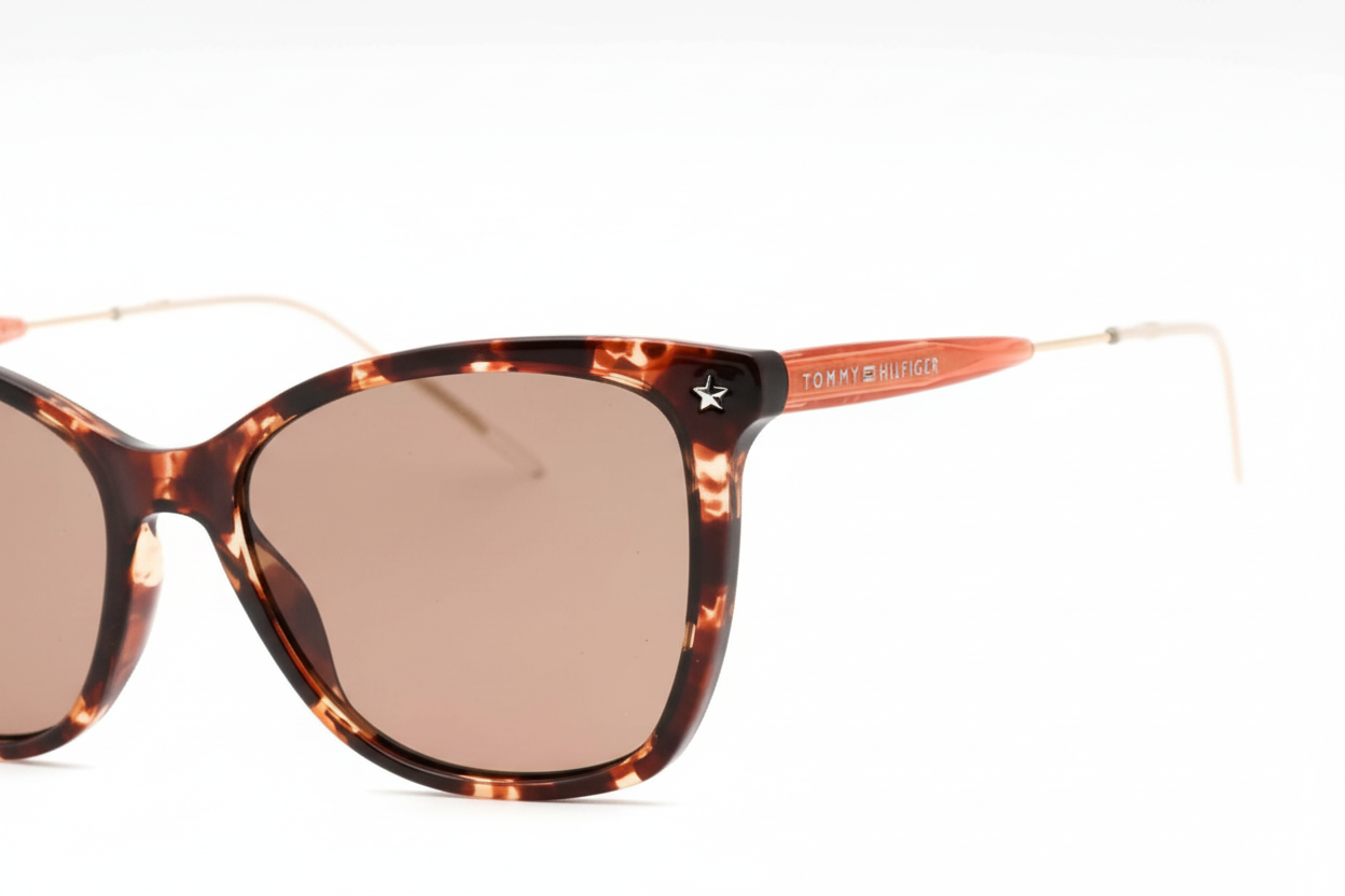 Gros plan sur le logo Tommy Hilfiger des lunettes de soleil TH1647S