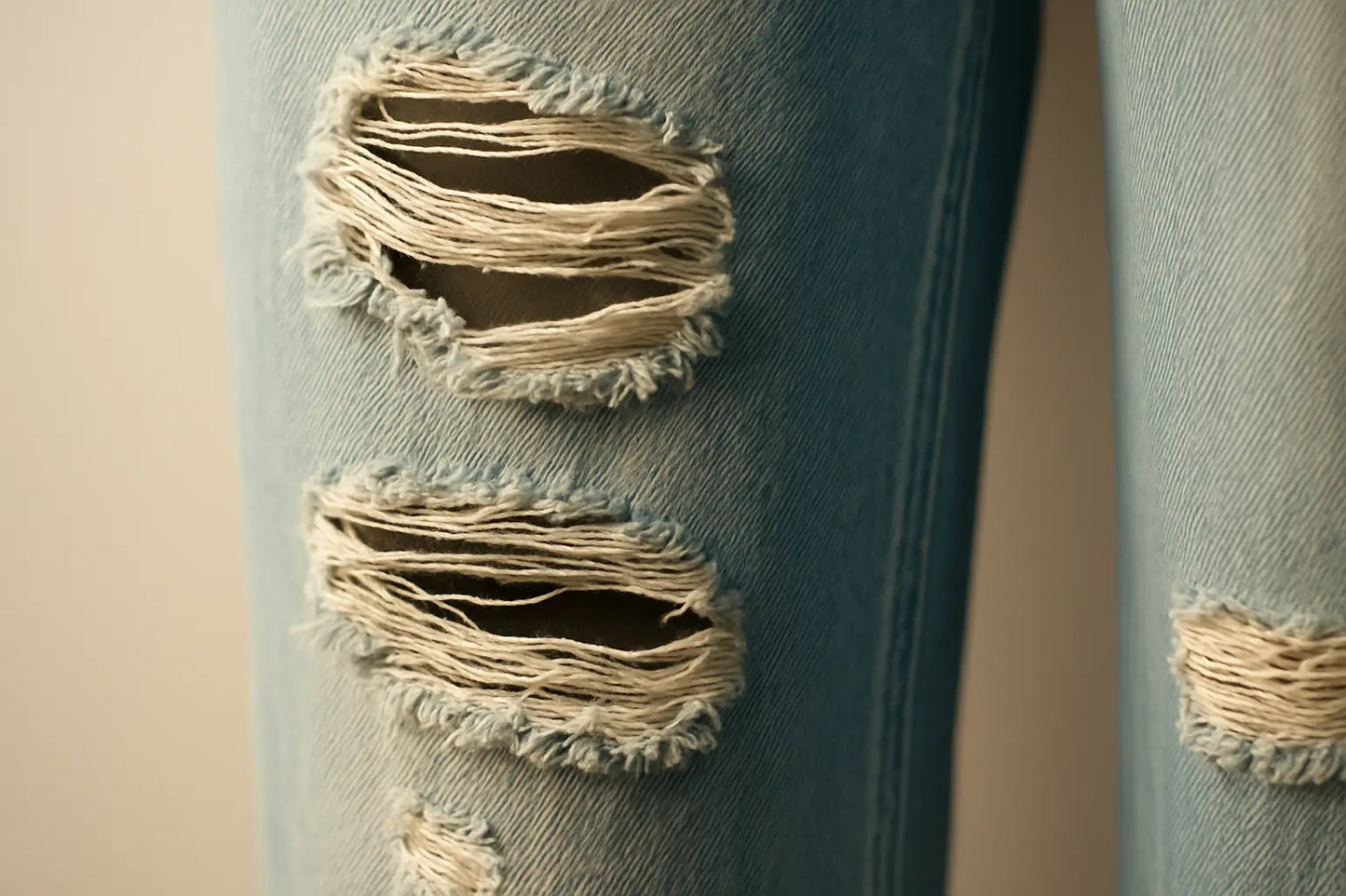 Photo détail des déchirures jean bleu clair