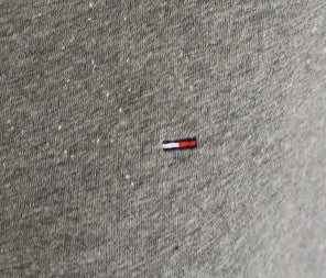 T-shirt Tommy Hilfiger Gris Chiné : L'Essentiel Chic pour un Look Élégant taille S