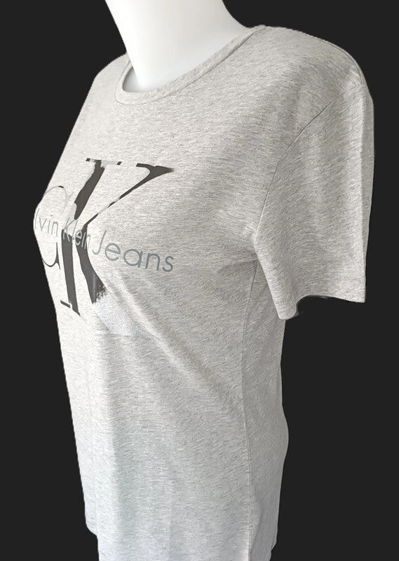 T-shirt Calvin Klein Femme Gris à Logo : L'Essentiel  pour un Look Urbain taille L