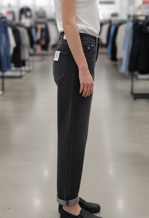 Photo lifestyle jean Calvin Klein femme W27 coupe baggy