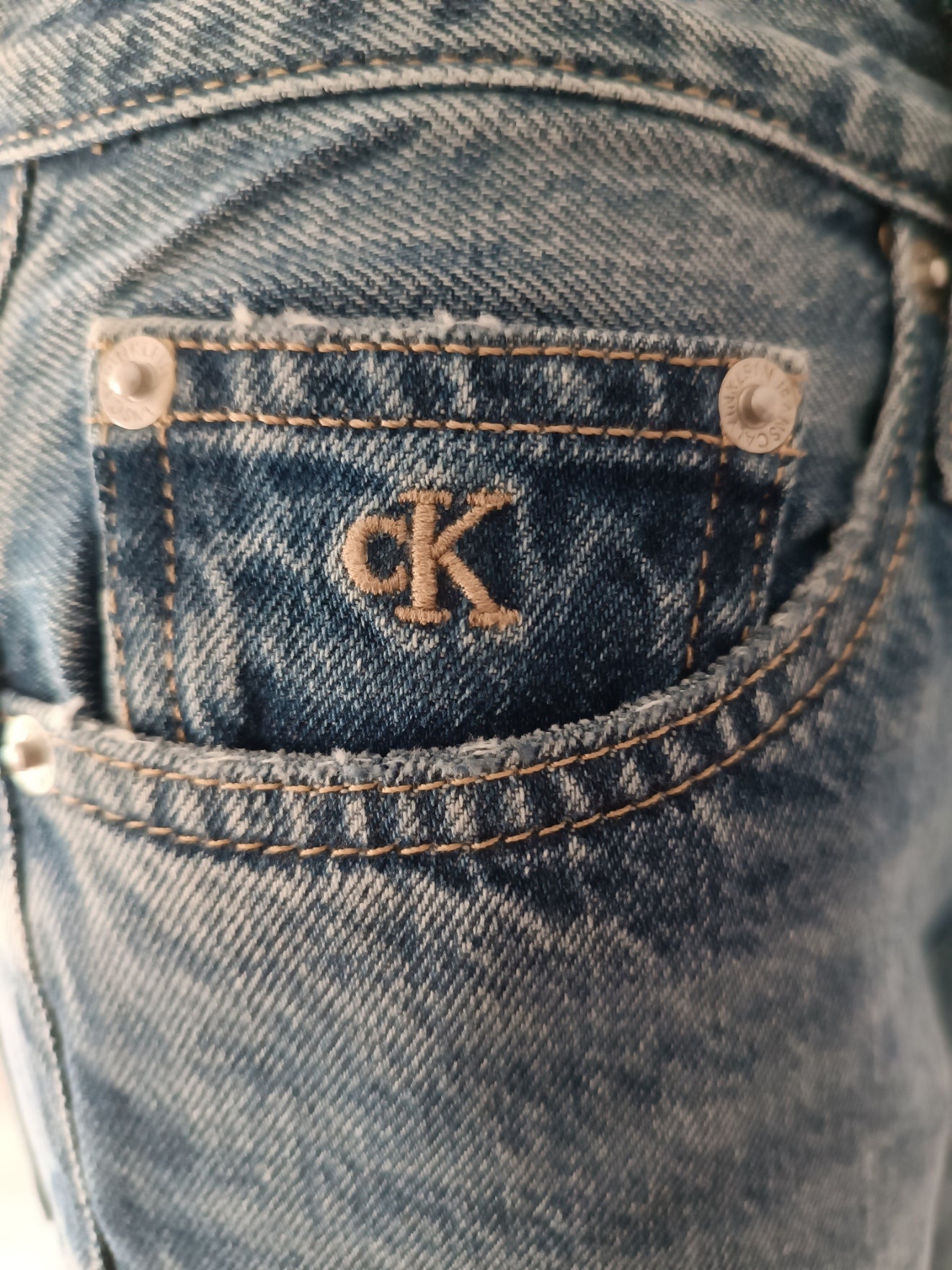 Jeans Mom Calvin Klein | Taille Haute, Tapered, Dégommé taille W26