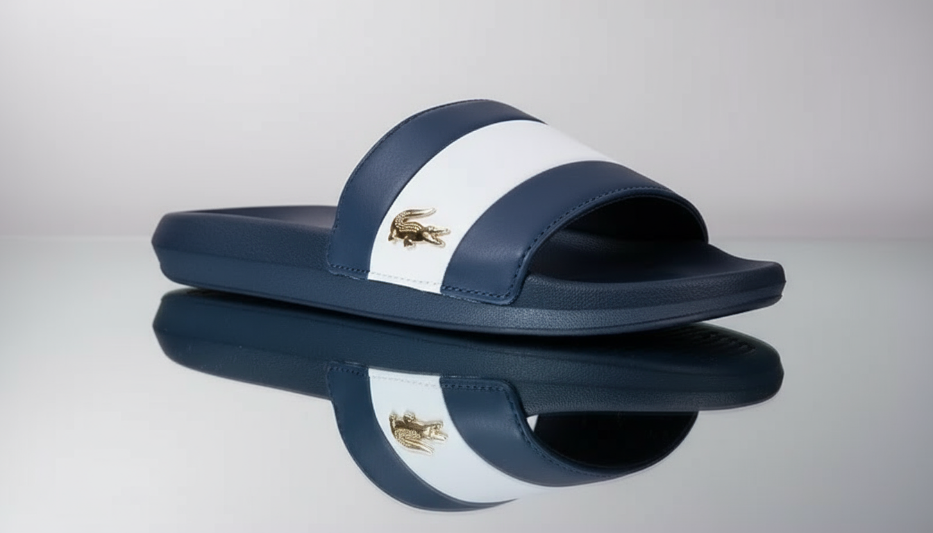 Claquettes Lacoste vue avec reflet