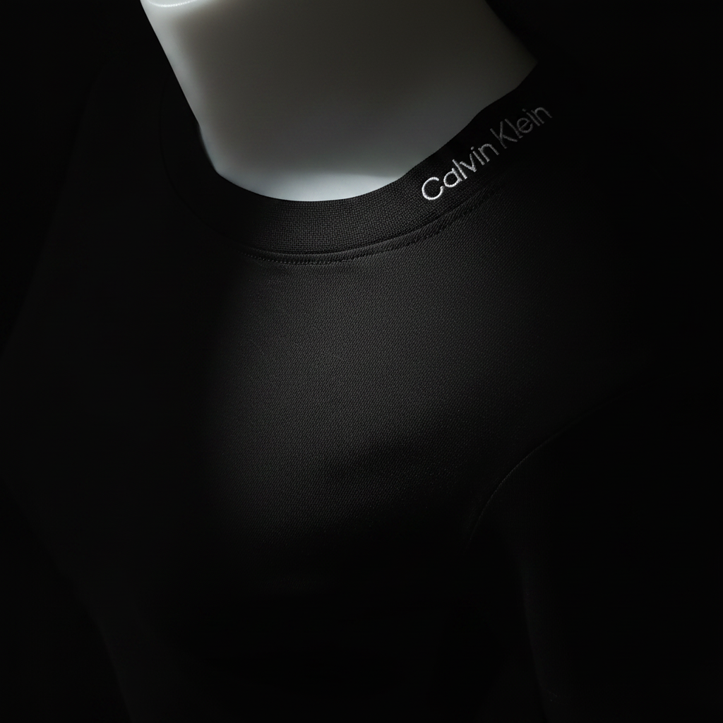 Détail logo Calvin Klein brodé – mise en valeur premium