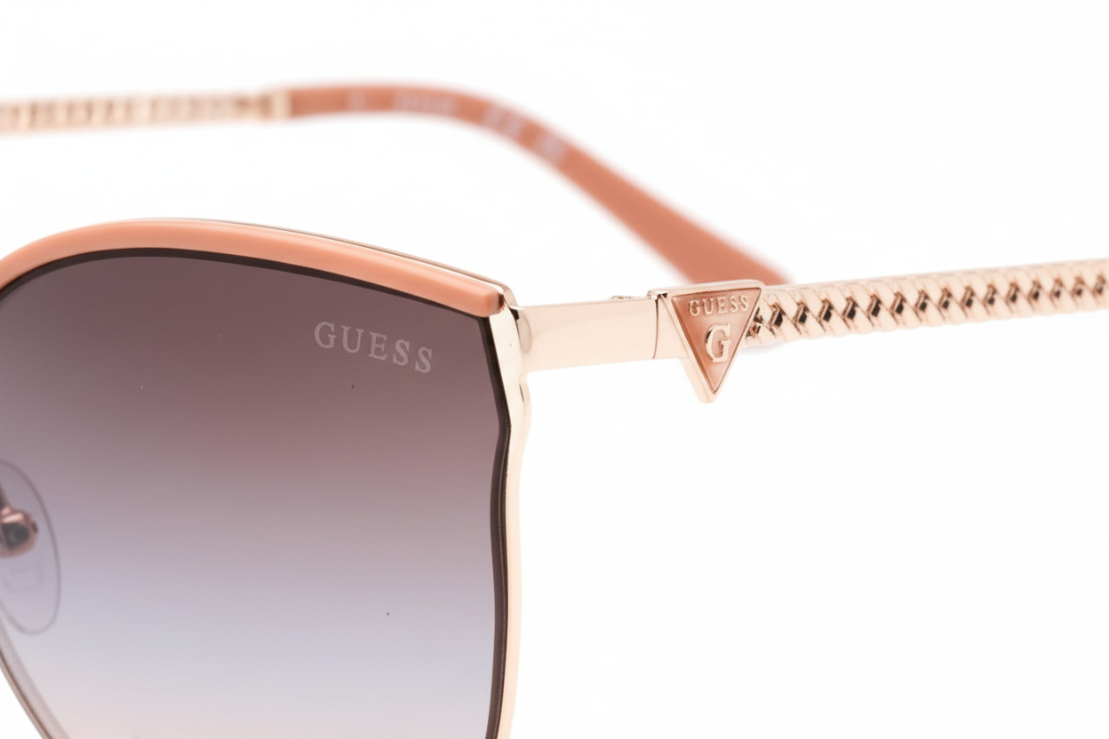 Gros plan sur le logo et les détails de la monture des lunettes de soleil