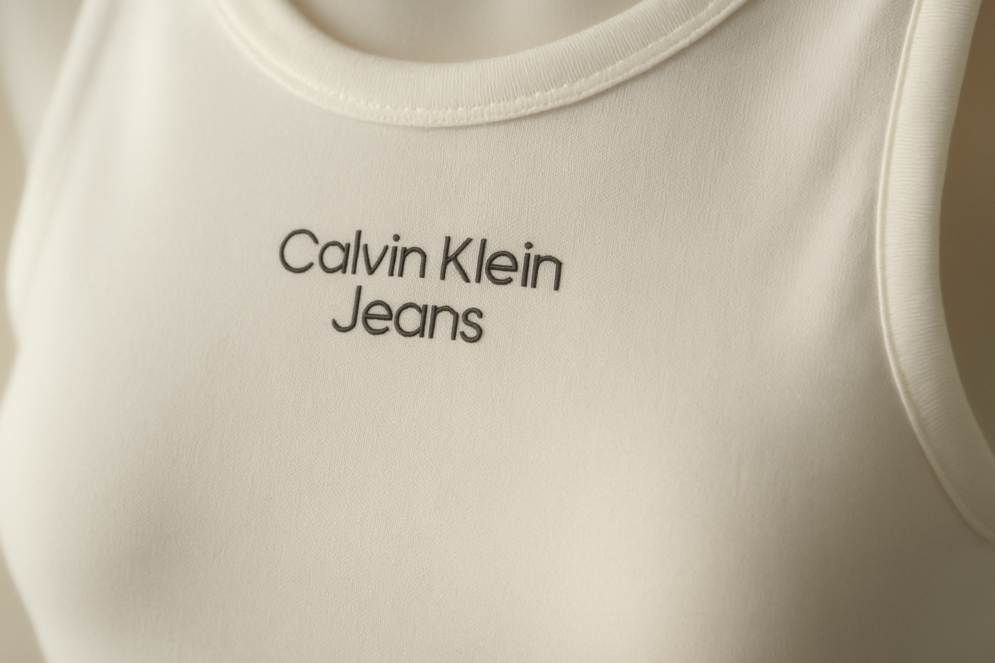 Photo détail logo Calvin Klein discret